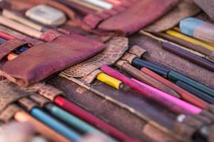 Close up de vieux crayons à dessin situé dans un sac en cuir à un marché aux puces en provence photo