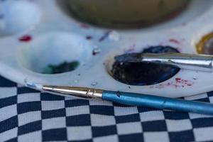 jeune belle femme dessinant une peinture à l'extérieur, artiste talentueux avec une palette photo