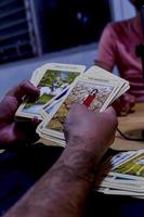 Amis partageant des cartes de tarot sur une table en bois, Guadalajara photo