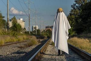 fantôme sur les voies ferrées avec train passant derrière, au coucher du soleil, mexique amérique latine photo