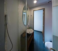 petite salle de bain d'un appartement décoration moderne, intérieur élégant, mexique photo