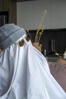 fantôme blanc aux yeux noirs, fabriqué à partir d'un drap de lit. chapeau de Pentecôte photo