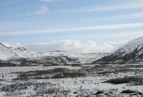 campagne sauvage islandaise couverte de neige photo