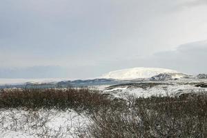 un paysage islandais typique avec des montagnes, des rivières, de la neige et de la végétation 13 photo