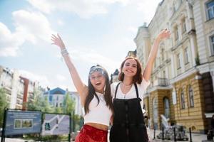 deux amis drôles à l'extérieur dans la rue photo