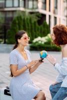 deux femmes dans une rue de la ville. notion de voyage photo