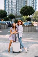 deux jeunes femmes dans la rue de la ville photo