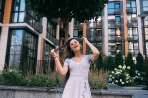 femme sur le fond d'un grand bâtiment photo