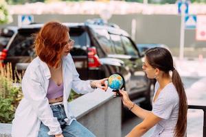 deux femmes dans une rue de la ville. notion de voyage photo