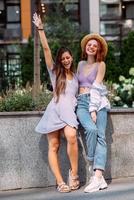 deux jeunes femmes posent dans le contexte d'un bâtiment photo