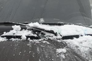 neige en voiture. verre de voiture en hiver. photo