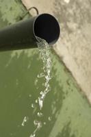 l'eau sort du tuyau. photo