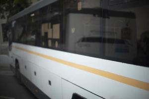 bus dans le parking. transport en commun en ville. autobus blanc. photo