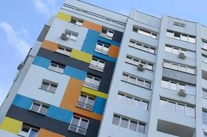 nouveau bâtiment résidentiel à plusieurs étages et ciel bleu photo