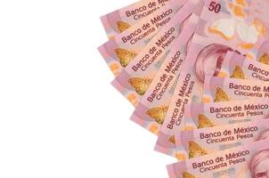 50 billets de pesos mexicains sont isolés sur fond blanc avec espace de copie. contexte conceptuel de la vie riche photo
