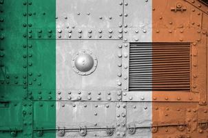 drapeau irlandais représenté sur la partie latérale d'un gros plan de char blindé militaire. arrière-plan conceptuel des forces armées photo