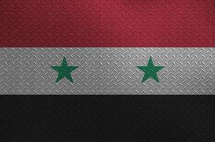 drapeau de la syrie représenté dans des couleurs de peinture sur une vieille plaque de métal brossé ou un gros plan de mur. bannière texturée sur fond rugueux photo
