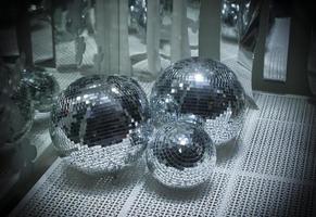 trois boules de noël décoratives en argent photo