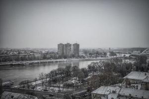 vue sur novi sad depuis la forteresse de petrovaradin en hiver photo