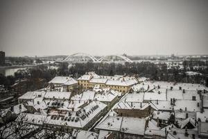 une vue panoramique sur les toits de petrovaradin recouverts de neige photo