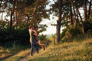 beau jeune couple passe un bon moment dans la forêt pendant la journée photo