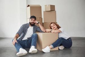 fatigué après une longue route. couple heureux ensemble dans leur nouvelle maison. conception du déménagement photo