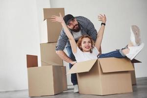 amusons-nous. couple heureux ensemble dans leur nouvelle maison. conception du déménagement photo