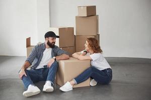 quel merveilleux événement. couple heureux ensemble dans leur nouvelle maison. conception du déménagement photo