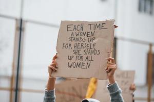 la démonstration est en action. un groupe de femmes féministes manifestent pour leurs droits à l'extérieur photo