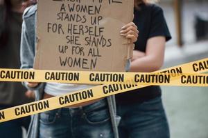 foule jeune. un groupe de femmes féministes manifestent pour leurs droits à l'extérieur photo