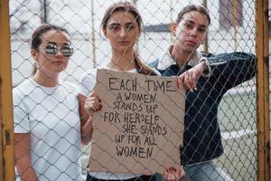 toujours ensemble. un groupe de femmes féministes manifestent pour leurs droits à l'extérieur photo