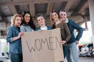 avoir de la bonne humeur. un groupe de femmes féministes manifestent pour leurs droits à l'extérieur photo