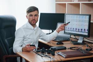 tout indique que l'homme a dit la vérité. l'examinateur polygraphique travaille au bureau avec l'équipement de son détecteur de mensonges photo