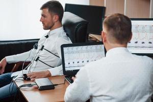 qui était avec toi quand tu as pris cet argent. un homme suspect passe devant un détecteur de mensonges dans le bureau. poser des questions. test polygraphique photo