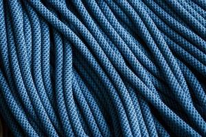 des cordes auxquelles vous pouvez faire confiance. de nombreux nœuds de couleur bleue pour les équipements de sport et de bateau allongés sur le sol photo