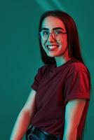 avoir de la bonne humeur. studio tourné à l'intérieur avec une lumière au néon. portrait de belle jeune fille photo