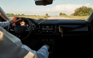 changement de vitesse. conducteur se sent bien dans sa toute nouvelle voiture. équitation aux beaux jours photo