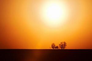 beau paysage avec champ éclairé par la lumière du soleil. en moravie photo