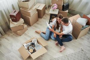 vue depuis le sommet. joyeux jeune couple dans leur nouvel appartement. conception du déménagement photo