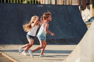 s'amuser avec des bulles. loisirs. deux petites filles s'amusant dans le parc photo