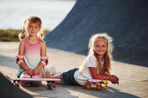 posant pour un appareil photo. l'unité des personnes. deux petits amis dans le parc pendant la journée photo