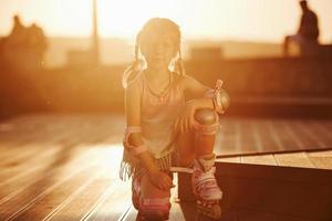 heureux enfant mignon avec ses patins à roulettes. lumière du soleil incroyable photo