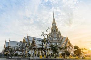 Le temple wat sothon wararam worawihan en Thaïlande photo