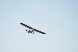 avion volant haut dans le ciel sans nuages pendant la journée. pilote masculin photo