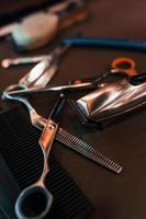 vue rapprochée des outils de salon de coiffure vintage allongés sur la table photo