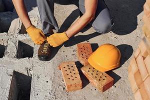 vue rapprochée du travailleur de la construction en uniforme et équipement de sécurité se préparant au travail photo