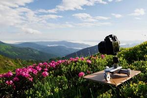 appareil photo professionnel se tient sur trépied. majestueuses montagnes des carpates. beau paysage. une vue à couper le souffle