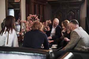 assis le jour. amis de la famille s'amusant dans un beau restaurant moderne de luxe photo