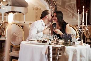 gardons le secret. un beau couple dîne romantique dans un restaurant de luxe le soir photo