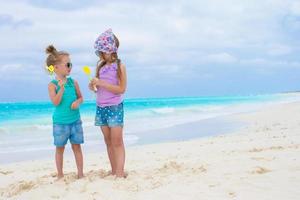 deux filles s'amusant sur une plage photo